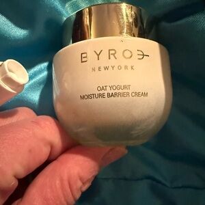 BYROE Oat Yogurt Moisture Barrier Cream - White